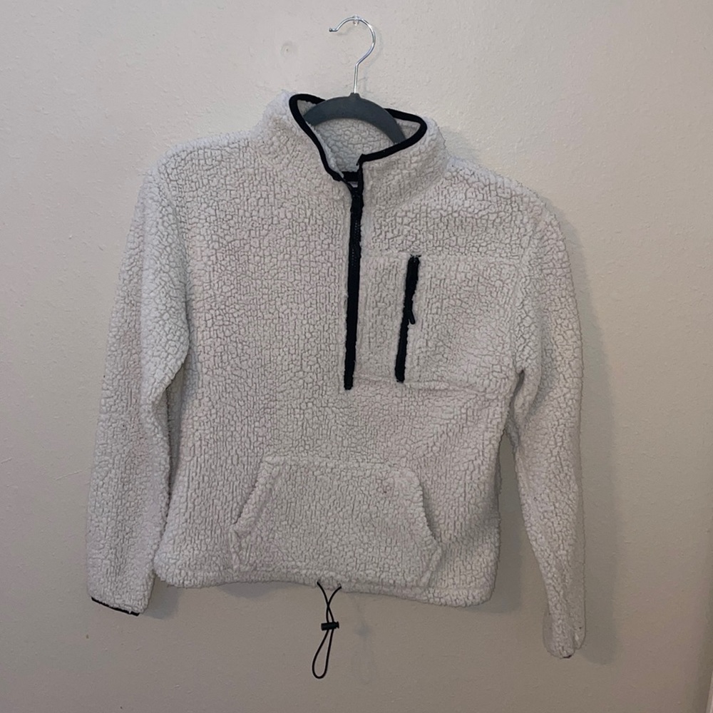 White Teddy Quarter zip, adjustable waist, 1 zip up pocket and 1 kangaroo pocket